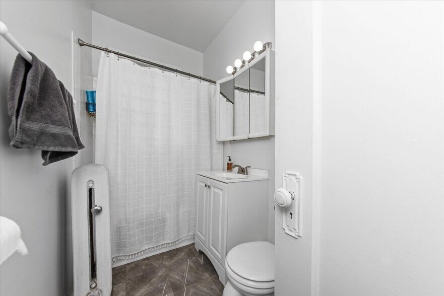 Building Photo - 457 W Roslyn Pl