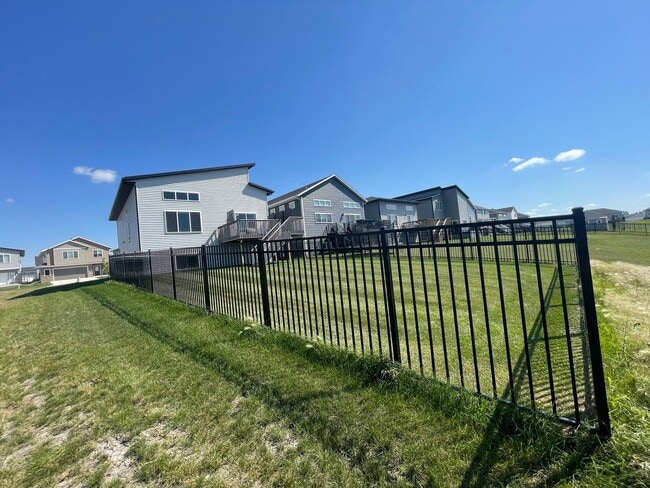 Building Photo - Single Family Home 4bed/3bath 2 stall garage