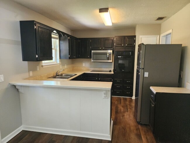 Building Photo - *Available Now* Remodeled 3 Bedroom 2 Full bath home in great area in the Hesse K8 School District!!