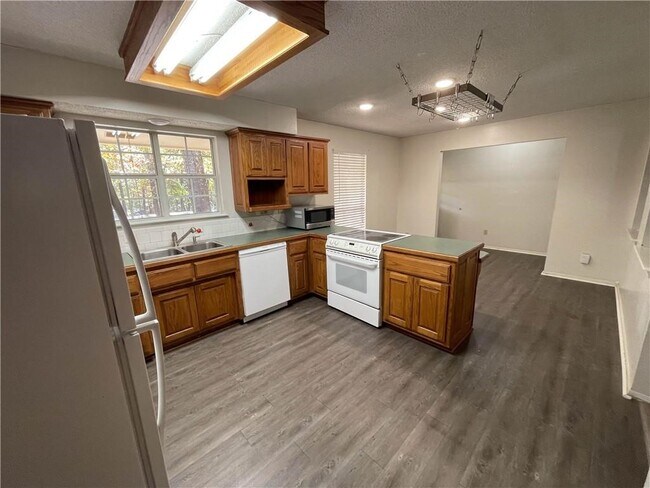 Building Photo - 13676 Cardinal Cir