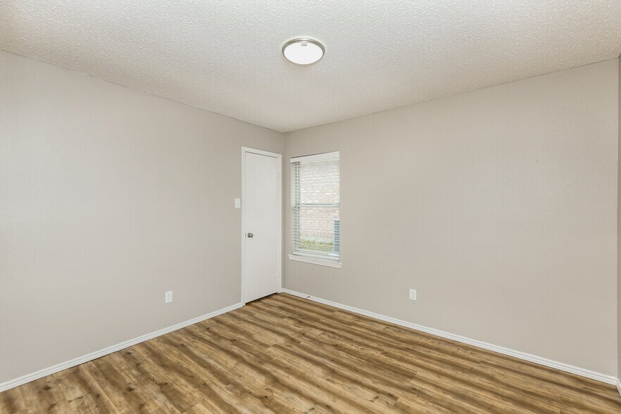 Building Photo - 10813 Briaroaks Dr