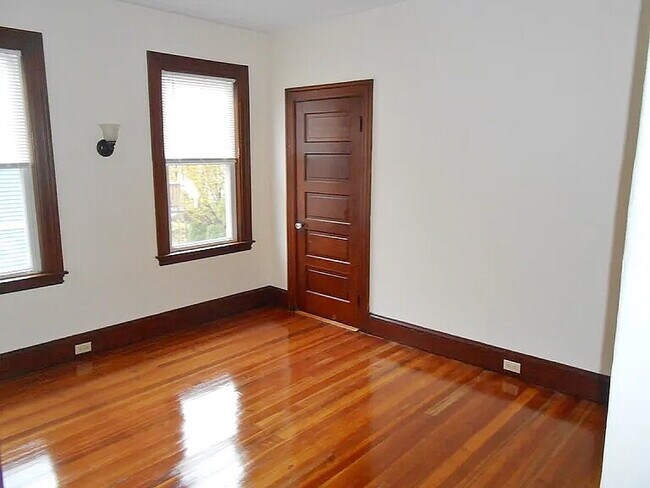 Building Photo - Spacious 3 Bedroom, 1 bath in prime Quincy location!