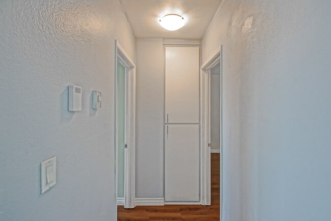 Building Photo - Bright & Spacious, Top-Floor 3BR3BA Condo ...