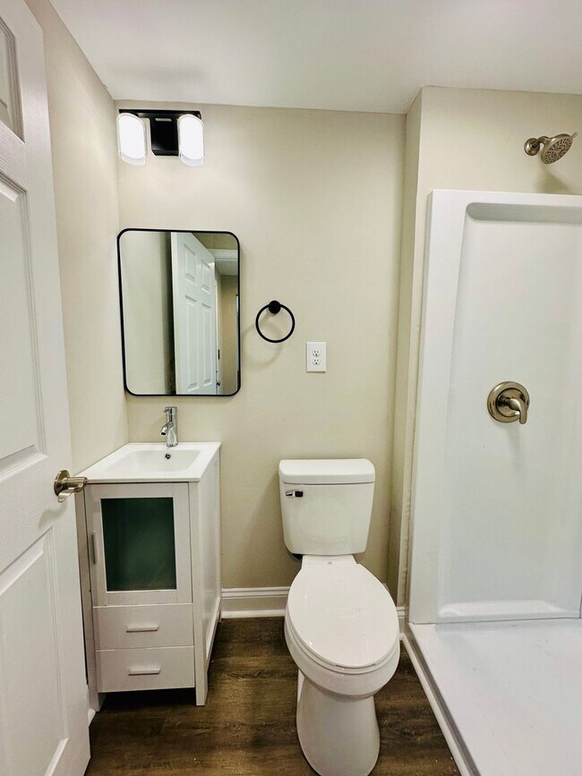 Building Photo - WILSHIRE BLVD - 4 Bedroom - minutes to UNC...