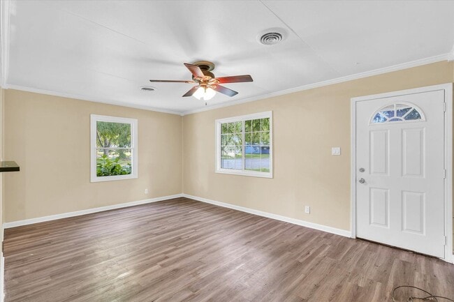 Building Photo - Now Leasing 3-Bedroom, 2-Bath House with Detached Garage for Move in August 1st!