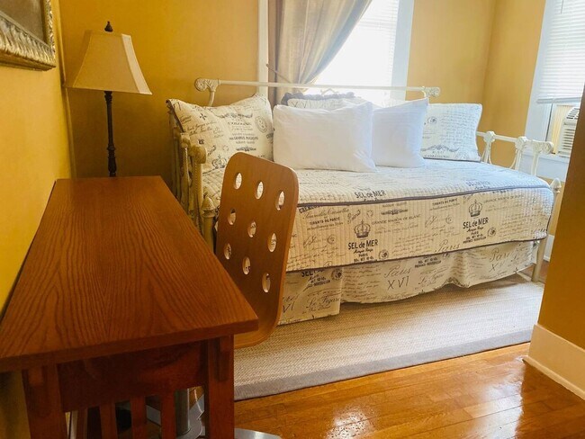 Building Photo - FIVE POINTS