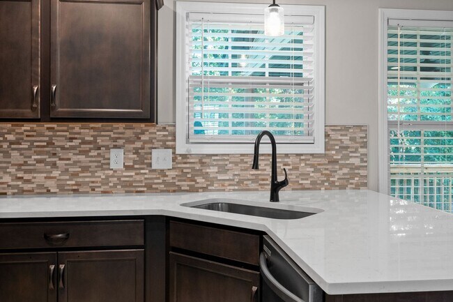 Building Photo - Pet Friendly Four Bedroom!