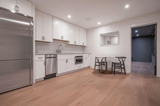 Building Photo - 1007 Somerset Dr NW