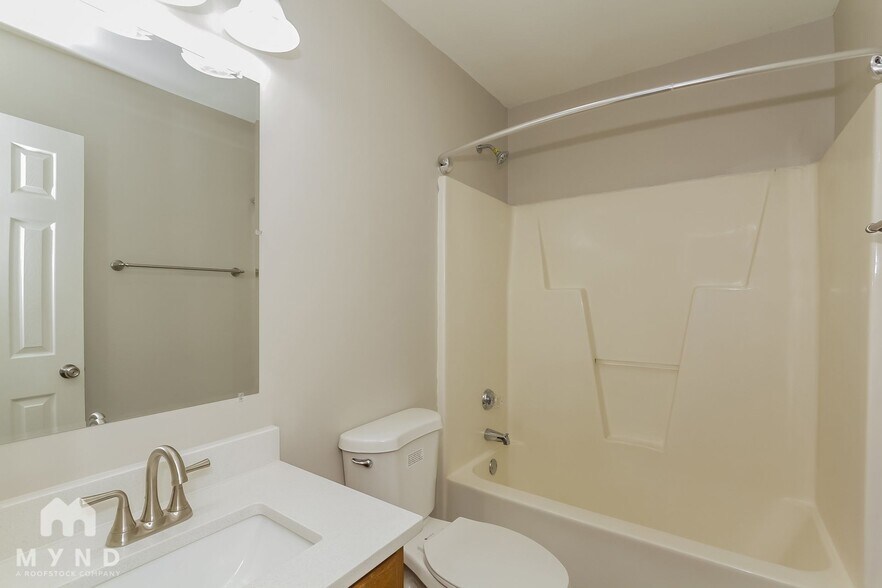Building Photo - 219 Chattaroy Dr