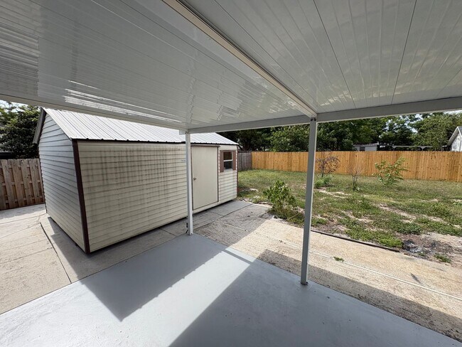 Building Photo - 2 Bed 1 Bath Single Family w/ Fenced Backyard