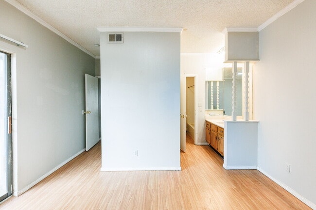 Building Photo - MOVE IN SPECIAL *1st Month Half Off Rent* - Extra Large 2 Bedroom 2 Bathroom Apartment