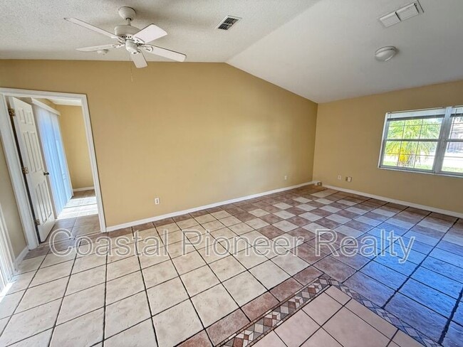 Building Photo - 724 Versailles Ln