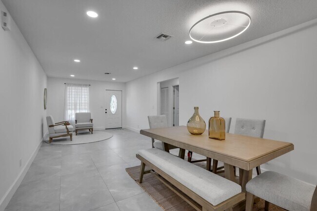 Building Photo - 604 SE 4th Ave