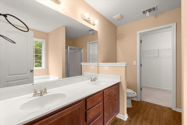 Building Photo - 5 Bedroom in Buford. Great School