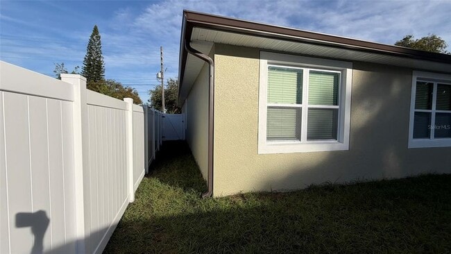 Building Photo - 706 S Thacker Ave