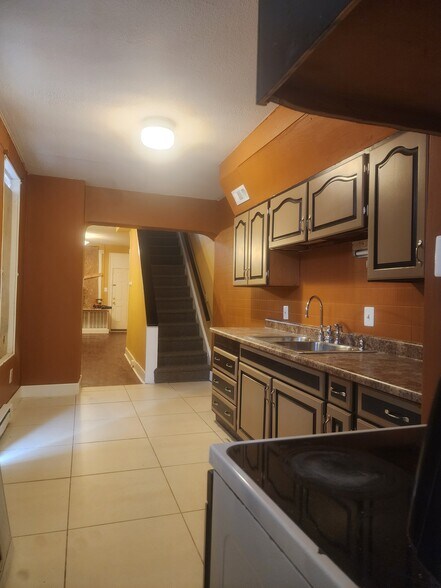 Building Photo - 40 Maple St