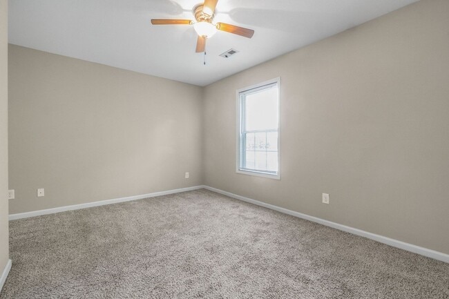 Building Photo - 2 Bedroom 1 1/2 Bathroom Townhome!