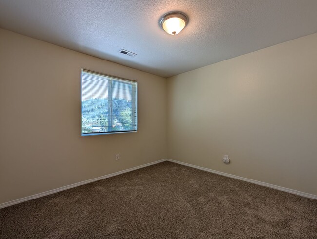 Building Photo - Fantastic 3 Bedroom, 2.5 Bath In Thurston ...