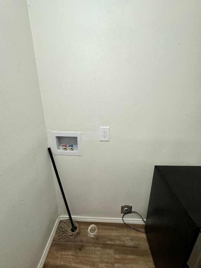 Building Photo - MOVE IN SPECIAL 4 Bedroom 2 bath