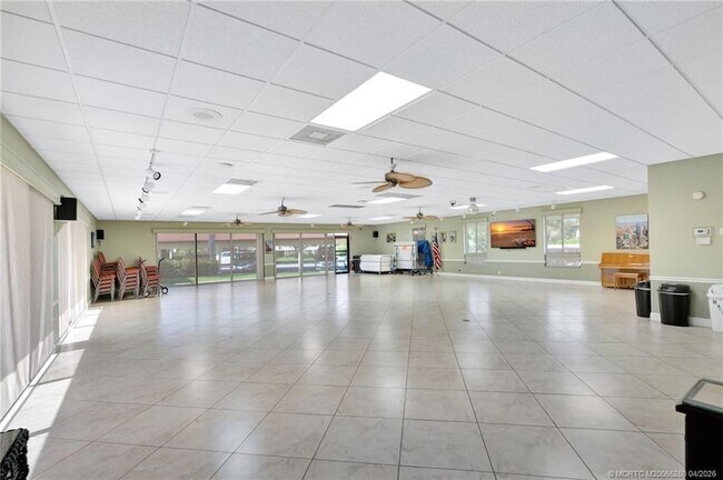 Building Photo - 511 SW South River Dr