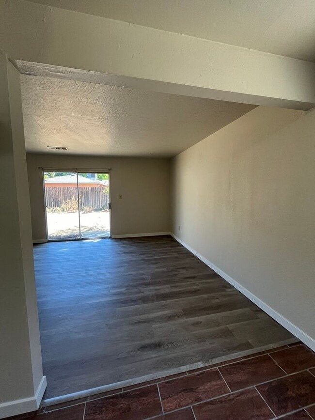 Building Photo - 304 Tennyson Dr