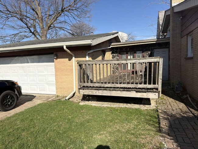 Building Photo - 14941 Evans Ave