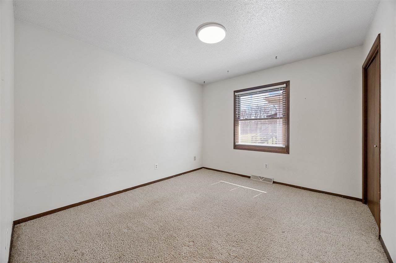 Building Photo - 1564 Prairie du Chien Rd