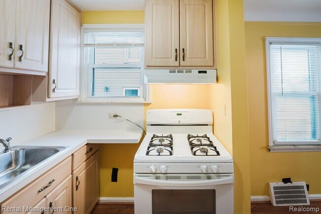 Building Photo - 3354 Monroe St