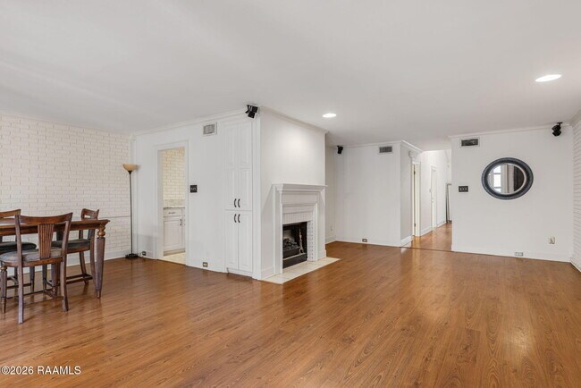 Building Photo - 1321 W St Mary Blvd