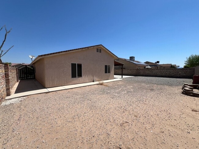 Building Photo - 3 BEDROOM HOME NEAR THE FOOTHILLS!