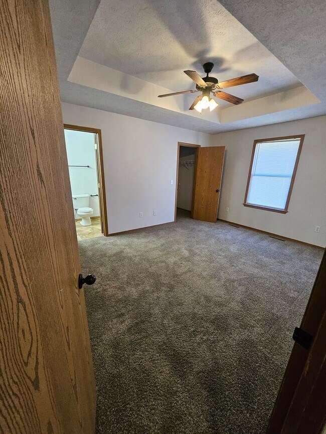 Building Photo - Beautiful house in the Fall Creek Subdivision! Carl Junction!