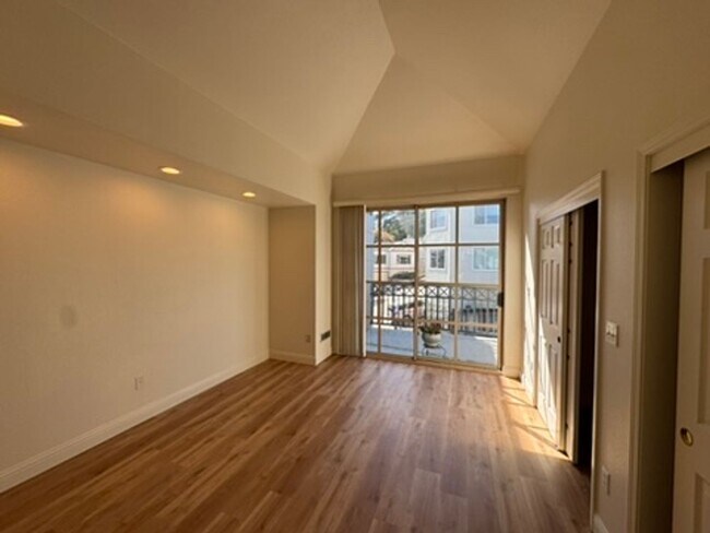 Building Photo - 280 Portola Dr