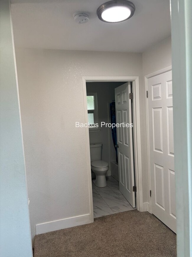 Building Photo - Updated three-bedroom unit in North Salinas