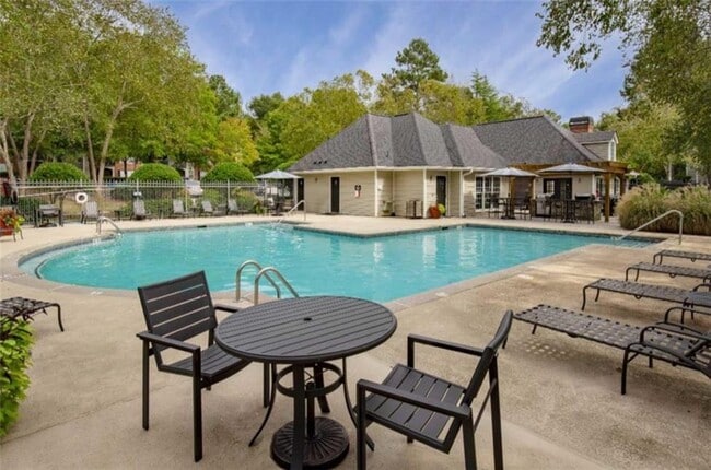 Building Photo - 9200 Roberts Dr