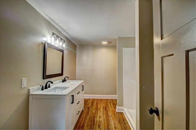 Building Photo - 105 Dutchess Dr