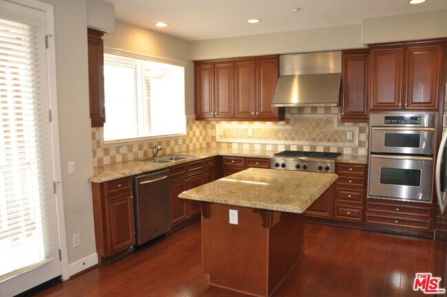 Building Photo - 6010 S Celedon Creek