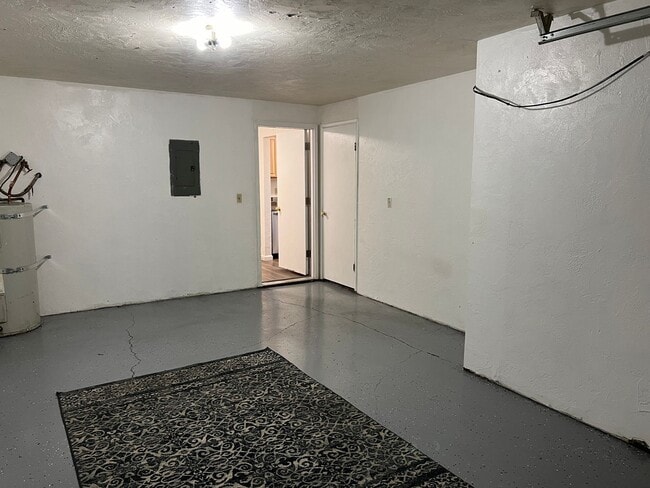 Building Photo - 2 bed 1 1/2 bath duplex in Springfield!