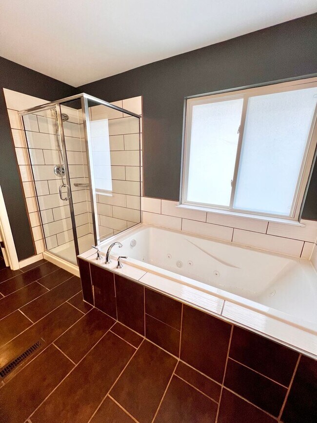 Building Photo - 6 Bed 4 Bath in West End