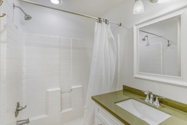 Building Photo - Amazing 3bed/1.5bath with Attached Garage in Kirkland!