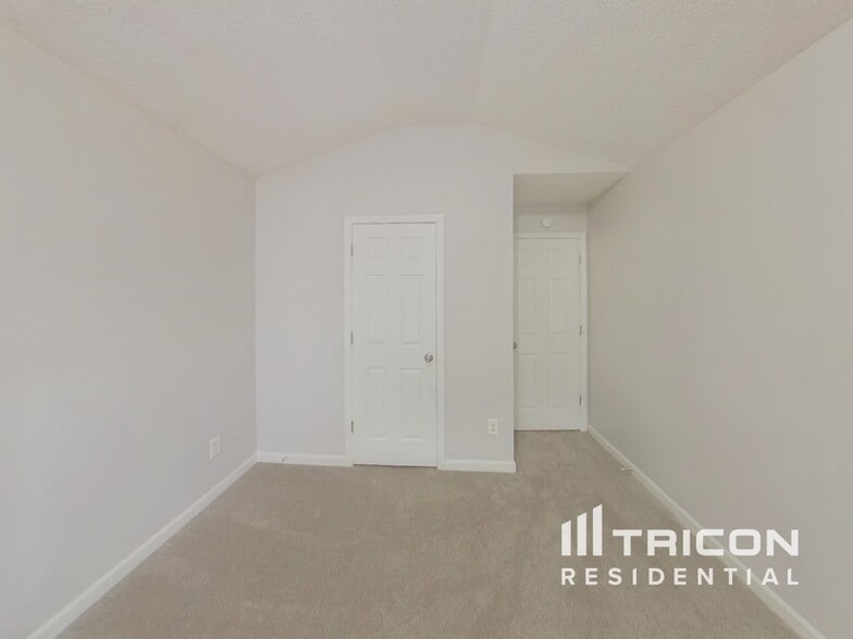 Building Photo - 7913 Four Oaks Ct