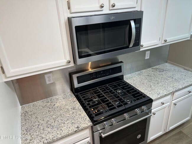 Building Photo - West Knoxville 37922 - 1 bedroom apartment with updated interior - Contact Mac Tobler (865)755-3075