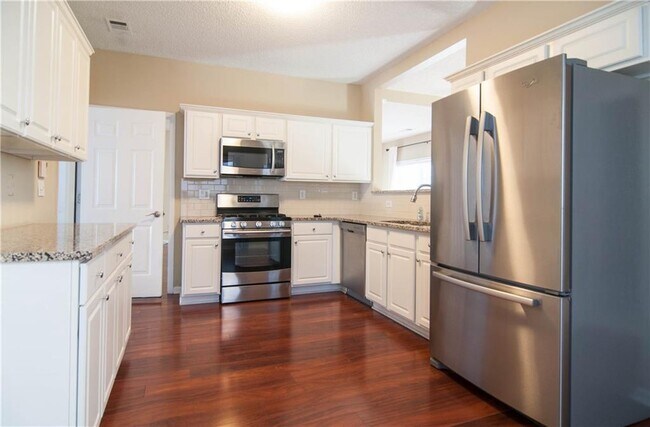 Building Photo - 558 Lullingstone Dr SE