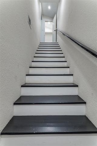 Building Photo - 606 Ridgeline Dr