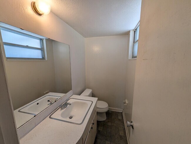 Building Photo - 2834 Woodland Dr