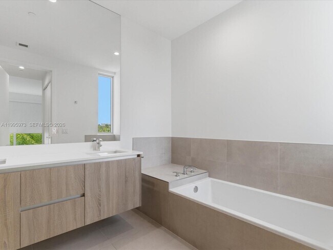 Building Photo - 529 SW 11th St