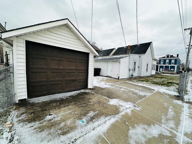 Building Photo - Recently Renovated 3BR/1BA Home in New Albany!