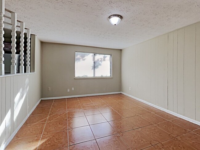 Building Photo - Northside Home