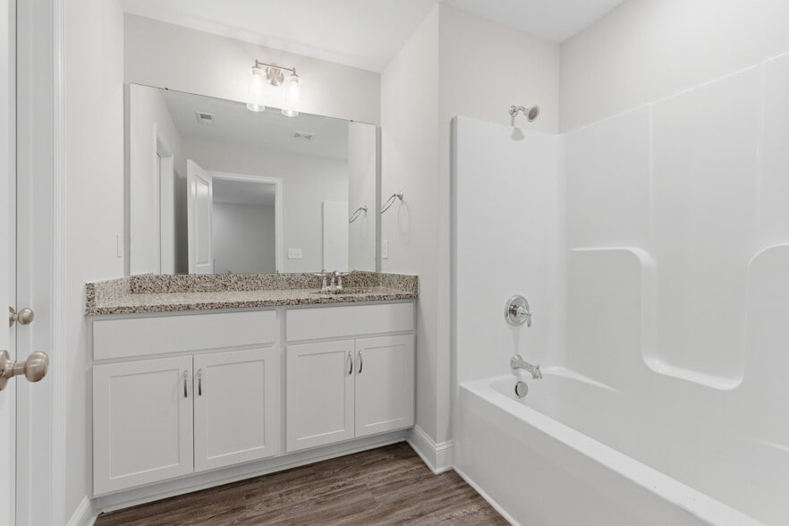 Building Photo - 3237 McClellan Way SE