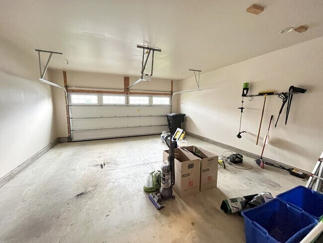 Building Photo - Stylish 3-Bed Home with Bonus Room & Private Backyard