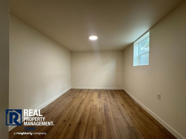 Building Photo - 910 N Union Ave